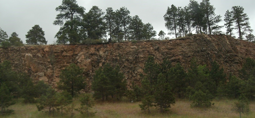 Почвенный слой хорошо виден на поверхности осадочной формации на Среднем Западе США. Эти скалы были образованы какое-то время тому назад.